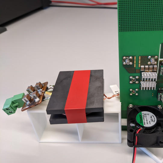 Wireless Power Transfer System aus Inverter, Transformator und Gleichrichter.
