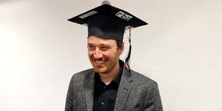 Thorsten Sezgin-Oeder nach seiner erfolgreich absolvierten Promotionsprüfung.