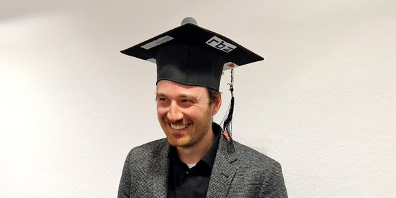 Thorsten mit Hut Thorsten Sezgin-Oeder nach seiner erfolgreich absolvierten Promotionsprüfung.