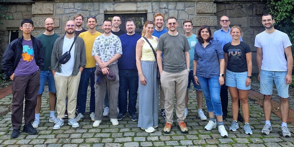 Ein Gruppenfoto des Lehrstuhls am Dortmunder Hafen
