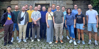 Ein Gruppenfoto des Lehrstuhls am Dortmunder Hafen