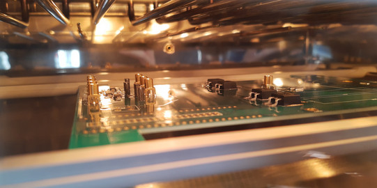 Platine in Reflow-Ofen 