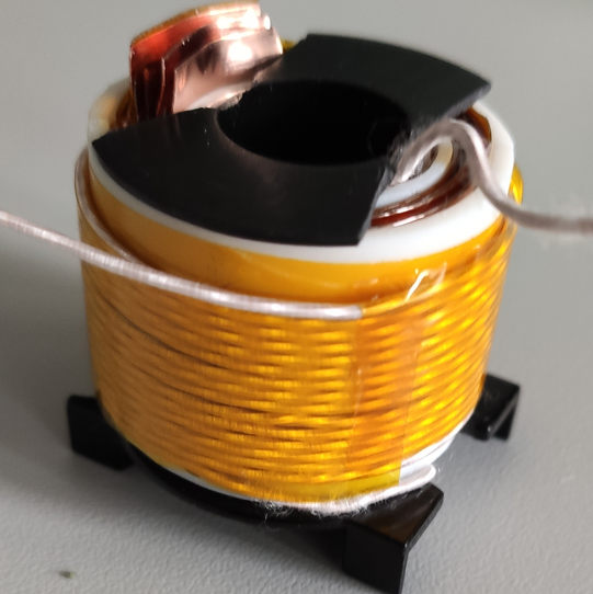 Verschachtelter Aufbau eines Transformators mit einem Übersetzungsverhältnis von n=15, HF-Litze aufgewickelt auf einer 3D gedruckten Konstruktion und mit Kapton-Klebeband umwickelt..