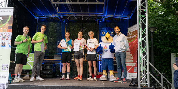 Siegerehrung Campuslauf 2025 Bei der Siegerehrung des Campuslaufs 2025 wurde Kevin Pilgrim für seinen 1. Platz über 2.5km ausgezeichnet.
