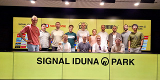 Teamfoto Zu sehen ist das Team des Lehrstuhls im Presseraum des Stadions vom BVB