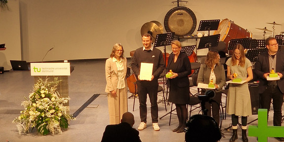 Zu sehen ist Thorsten Sezgin-Oeder beim Erhalt der Urkunde wärend der Verleihung des Dissertationspreises.