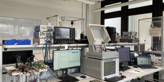Laborarbeitsplatz Laborarbeitsplatz - Tisch mit diversen Messgeräten und Computern