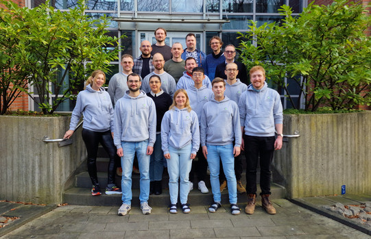 Die Mitarbeiter des Lehrstuhls sind auf einem Teamfoto zu sehen.
