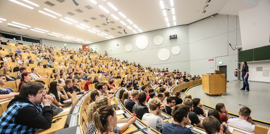 Studierende sitzen in einer Vorlesung im Hörsaal. 
