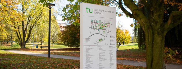 Eine Infosäule mit Campusplan. 