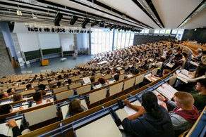 Studierende sitzen in einer Vorlesung im Audimax. 